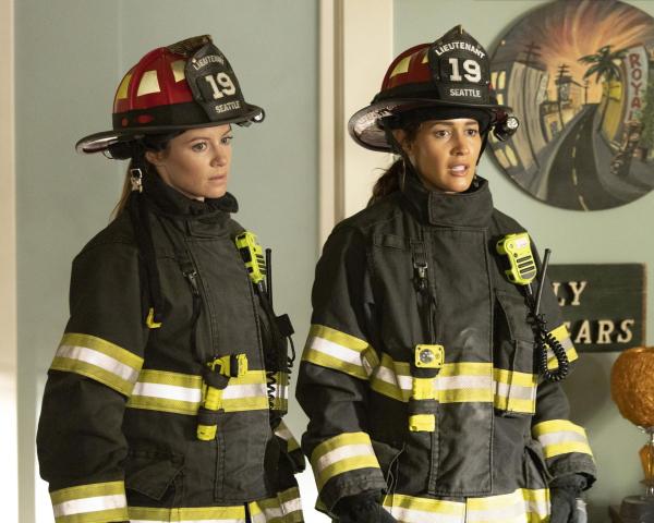 Bild 1 von 11: Maya Bishop (Danielle Savre, l.); Andy Herrera (Jaina Lee Ortiz, r.)