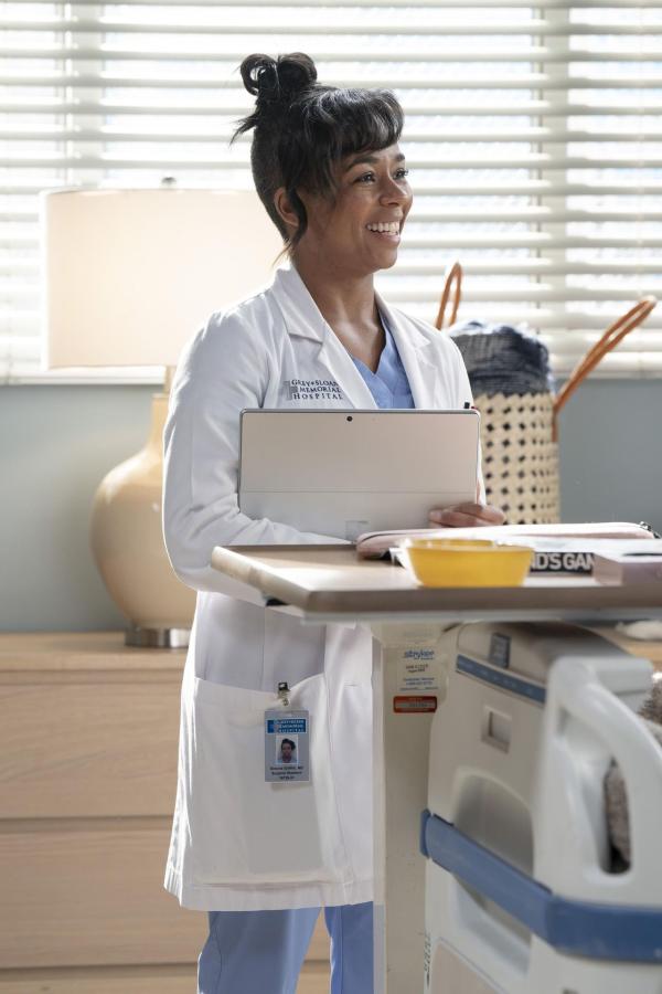 Bild 1 von 14: Dr. Simone Griffith (Alexis Floyd)