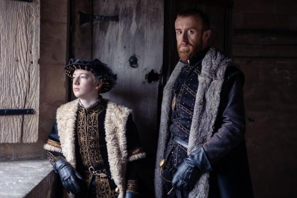 Bild 1 von 6: Edward VI. (Oliver Zetterström, l.); Duke of Somerset (John Heffernan, r.)