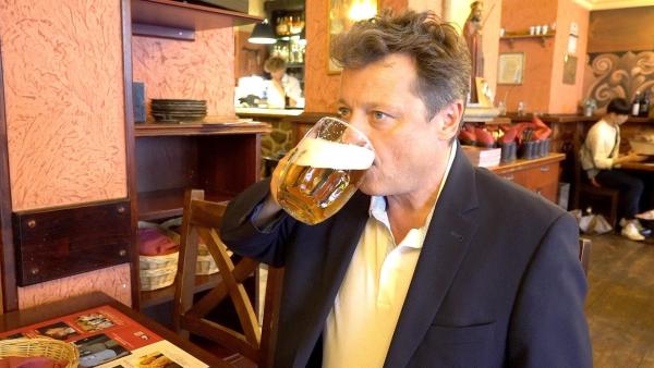 Bild 1 von 3: Im Bild: ORF-Osteuropa-Korrespondent Ernst Gelegs berichtet seit fast 20 Jahren aus Prag über die Geschicke Tschechiens und hat dabei die böhmischen Knödel und das das weltberühmte böhmische Bier schätzen gelernt.