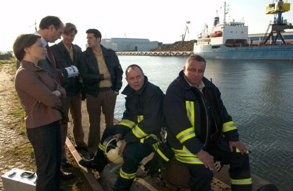 Bild 1 von 11: Was wissen Blum und Barnekow ?ber den zweiten Brand, bei dem wieder ein Feuerwehrmann get?tet wurde? Von links: Katrin B?rensen (Claudia Schmutzler), Winnie Scheel (Martin Brambach), Henner Sch?tt (Kai Ivo Baulitz), Tom Friese (Bj?rn Kirschniok), Eddi Blum (Eberhard Kirschberg) und Karl Barnekow (Hilmar Eichhorn).Honorarfrei - nur f?r diese Sendung bei Nennung ZDF und Marc Meyerbr?ker