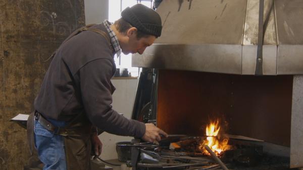 Bild 1 von 9: Robert am Schmiedeofen.