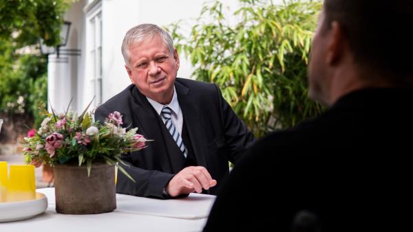 Bild 1 von 7: Oberstaatsanwalt Bernd Reuther (Rainer Hunold, l.) bleibt an Volker Ziegler (Martin Lindow, r.) dran und erfährt entscheidende Hintergründe.