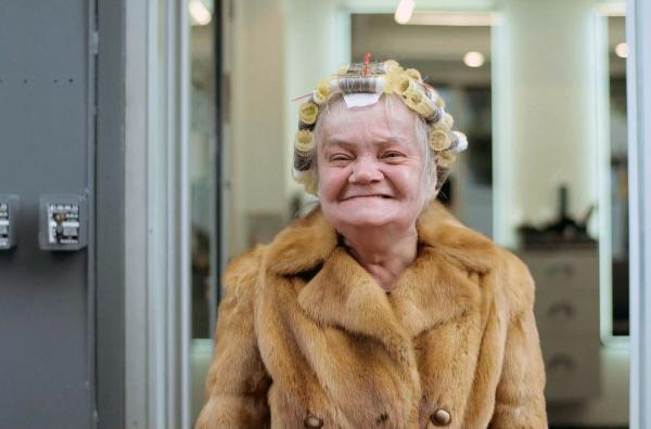 Bild 1 von 1: Die 60-jährige Marie ist eine gesellige und lebensfrohe Frau, die im Pariser Viertel Belleville lebt.