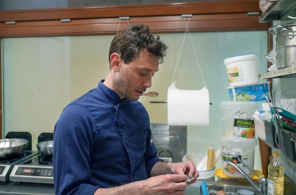 Bild 1 von 2: Küchenchef Matteo Pinto bereitet Venedigs lokale Spezialität zu: Cicchetti.