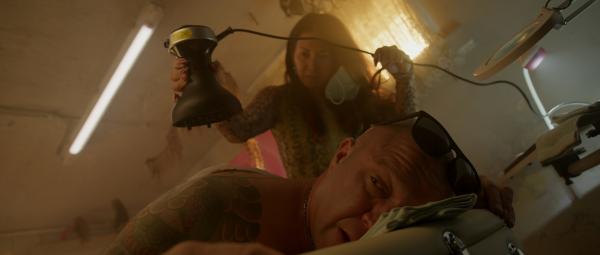 Bild 1 von 4: Tracys (Minh-Khai Phan-Thi) illegaler Beauty-Betrieb im Keller der Doppelhaushälfte wird bald zum Spielplatz von Zombies.