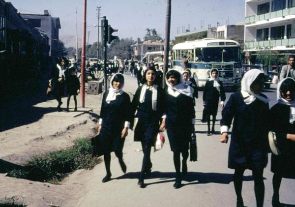 Bild 1 von 11: Im Bild: Afghanische Schulmädchen in Kabul auf dem Weg zur Schule, Afghanistan 1967/68.