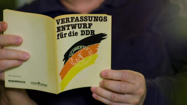 Bild 1 von 7: Verfassungsentwurf für die DDR.
