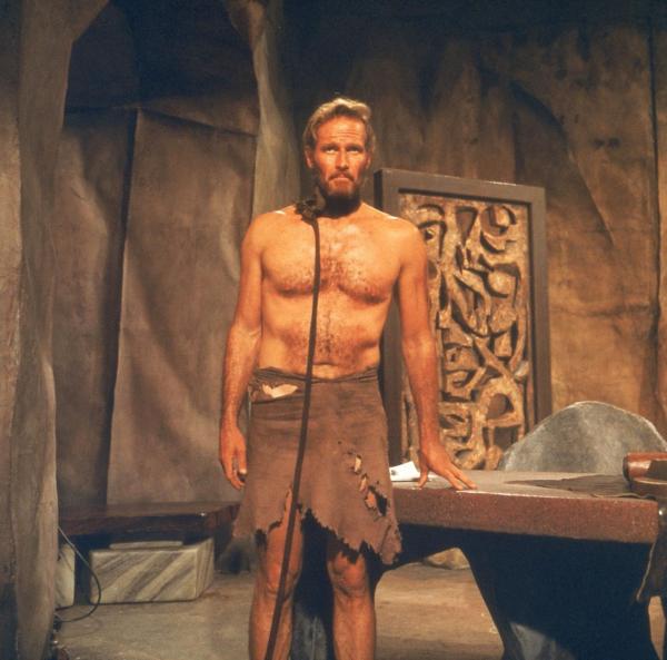 Bild 1 von 6: Wegen einer Notlandung geraten Kommandant Taylor (Charlton Heston) und sein Team auf einen fremden Planeten. Kaum angekommen, werden sie gefangen genommen und als Versuchsobjekte benutzt ...