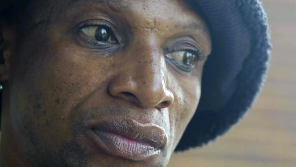 Bild 1 von 4: Im Bild: Südafrika hat mit knapp 8 Millionen die meisten HIV-Infizierten weltweit, etwa jeder fünfte Erwachsene ist betroffen. Tiny ist einer von ihnen und erhielt Medikamente von einer NGO. Seit es keine US-Hilfen mehr gibt fehlt der NGO das Geld und Tiny bekommt keine Medikamente mehr.