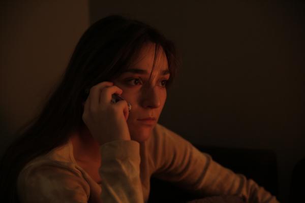 Bild 1 von 1: Nachdem sie die WG verlassen hat, sitzt Klara (Darin Hagi) allein mit ihren Gedanken in ihrer Wohnung. Als plötzlich böse Erinnerungen hochkommen, weiß sich Klara kaum zu helfen. War es ein Fehler, zu gehen?