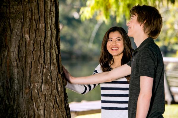 Bild 1 von 7: Kyra (Kimie Tsukakoshi links) und Darra (Julian Cullen rechts) suchen nach einem magischen Baum, der überraschende Dinge tut.