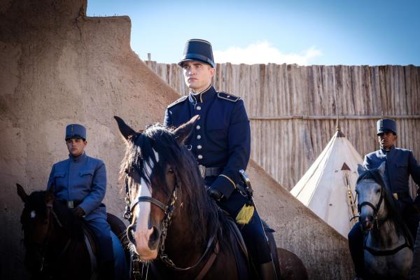 Bild 1 von 5: Offizier Mandel (Robert Pattinson)