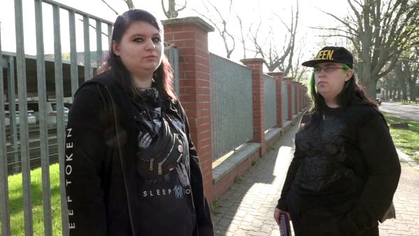 Bild 1 von 2: Die 24-jährige Nicole (li.) hat durch ihren Bandscheibenvorfall vor sieben Monaten ihren Job als Reinigungskraft verloren. Durch einen Gutachter vom Arbeitsamt soll ihr der Wiedereinstieg in die Arbeitswelt geebnet werden. Zur Unterstützung hat sie ihre Schwester Jana im Schlepptau.