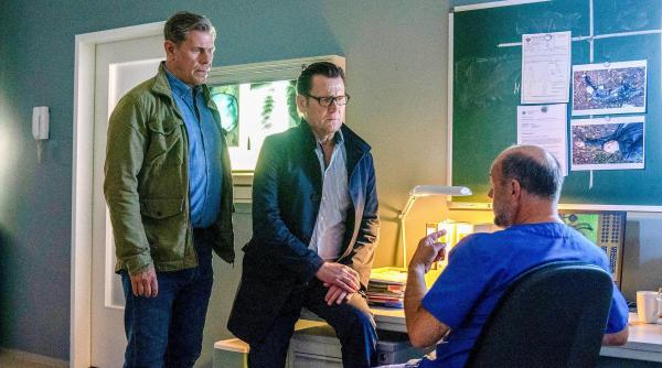 Bild 1 von 10: Im Bild: Strahl (Christoph Tomanek, r.) hat überraschende Erkenntnisse. Finn (Sven Martinek, l.) und Lars (Ingo Naujoks, 2.v.l.) sind gezwungen in den eigenen Reihen zu ermitteln.