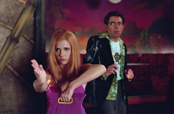 Bild 1 von 5: (L-r) Daphne (SARAH MICHELLE GELLAR) and Emile Mondavarious (ROWAN ATKINSON) in Warner Bros. Pictures' live-action comedy \