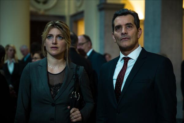 Bild 1 von 15: Der belgische Premierminister (Koen De Bouw) und seine Pressesprecherin Eva (Charlotte Vandermeersch) geraten bei einem Staatsakt in Lebensgefahr.