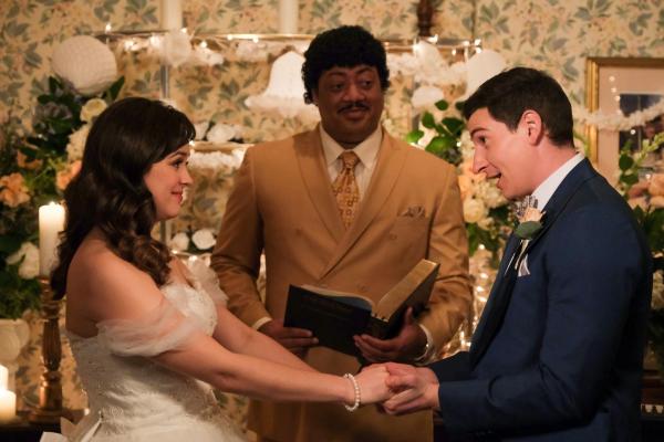 Bild 1 von 11: (v.l.n.r.) Erica Goldberg (Hayley Orrantia); Vic (Cedric Yarbrough); Geoff Schwartz (Sam Lerner)