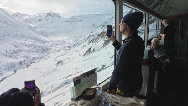 Bild 1 von 2: Der Zug nähert sich dem Oberalp Pass.