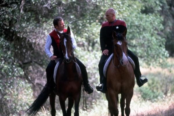 Bild 1 von 9: Picard (Patrick Stewart, r.) schafft es nur mit großer Überredungskunst, Kirk (William Shatner, l.) zum Verlassen seines Paradises und zum Kampf gegen den fanatischen Dr. Soran zu überreden.