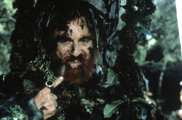 Bild 1 von 3: Mit einem Wassereimer erscheint aus dem Brunnen der Teufel (Hector Alterio). Das Spiel beginnt.