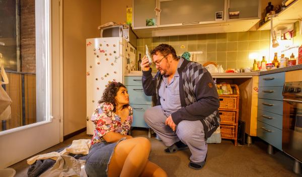 Bild 1 von 3: Tüffi (Daniel Zillmann) erklärt Jackie (Nagmeh Alaei), was es mit seiner Kopfverletzung auf sich hat.