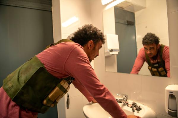 Bild 1 von 6: Der Attentäter Hamza (Nourdin Batan) entwickelt Reue, nachdem er von dem Tatort des Terroranschlags getürmt ist, an dem er mitwirken sollte.