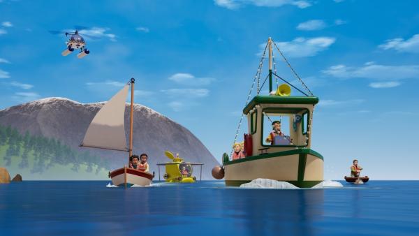 Bild 1 von 3: Eine Parade mit Wasserfahrzeugen zieht alle an die Küste von Pontypandy. Dort sorgt Hannah mit einem U-Boot für Wirbel.