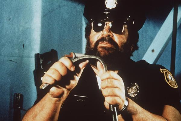 Bild 1 von 8: Steve (Bud Spencer) nimmt sich einen Verdächtigen zur Brust ...