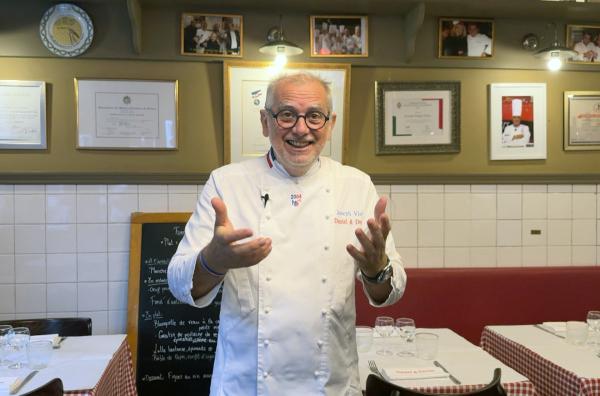 Bild 1 von 2: Starkoch Joseph Viola aus Lyon spricht begeistert über die Fleischpastete und ihre Geschichte. Seine Pastete wurde zur besten der Welt gekürt.