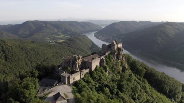 Bild 1 von 3: Die Burgruine Aggstein - ein Wahrzeichen der Kulturlandschaft Wachau.