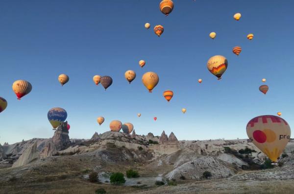 Bild 1 von 3: Von Göreme im Zentrum der Türkei aus starten schon am frühen Morgen Heißluftballons, um die traumhafte Landschaft Kappadokiens zu besichtigen.