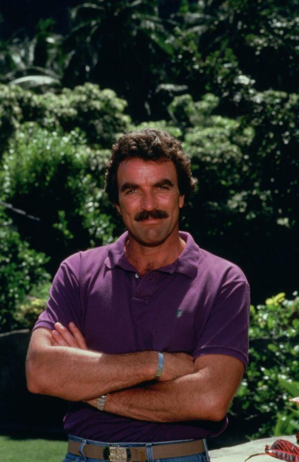 Bild 1 von 11: Kaum hat Higgins Schachturnier mit Präsident Manuel Ibenez begonnen, da gibt sich auch schon ein gewisser Don Luis Mangueo als Higgins' Halbbruder aus. Magnum (Tom Selleck) glaubt, dass Don Luis einen Anschlag auf Präsident Ibenez plant ...
