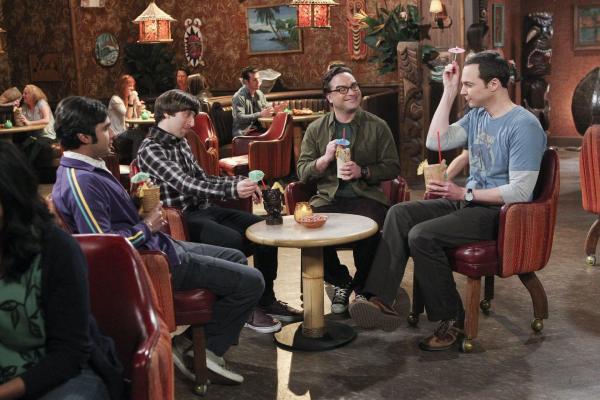 Bild 1 von 13: Männerabend: Howard (Simon Helberg, 2.v.l.), Leonard (Johnny Galecki, 2.v.r.), Raj (Kunal Nayyar, l.) und Sheldon (Jim Parson, r.) ...