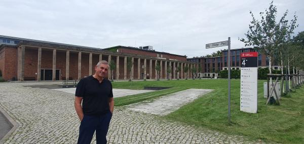 Bild 1 von 12: Wladimir Kaminer geht auf Erkundungstour in Deutschlands Traumfabrik: Filmstudio Babelsberg.