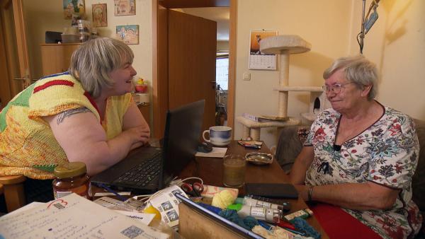 Bild 1 von 2: Dagmar (li.) möchte ihrer Freundin Elke helfen, eine seniorengerechte Wohnung zu finden