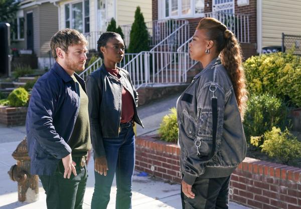 Bild 1 von 4: (v.l.n.r.) Agent Bradley (Michael Drayer); Agent Angela Seeley (Jacqueline Nwabueze); Robyn McCall (Queen Latifah)