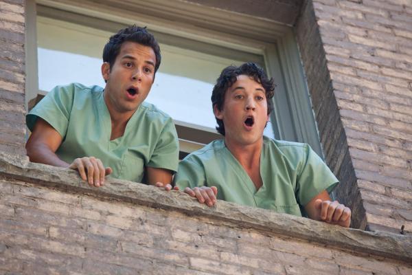 Bild 1 von 7: Dumm gelaufen: Casey (Skylar Astin, l.) und Miller (Miles Teller, r.) können Jeff nicht länger festhalten - und dessen Sturz aus dem Fenster ist nicht zu verhindern ...