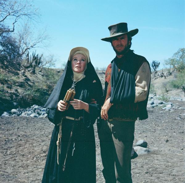 Bild 1 von 11: Der wortkarge Söldner Hogan (Clint Eastwood, r.) rettet die als Nonne verkleidete Prostituierte Sara (Shirley MacLaine, l.) vor drei Männern, die sie bedrängen. Zwischen beiden entsteht eine tiefe Verbundenheit, die sie von ihrem eigentlichen Plan abbringt ...