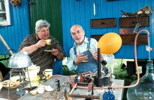 Bild 1 von 4: Peter (Peter Lustig, r.) hat seine eigene Biogasanlage gebaut. Sogar den Tee für Nachbar Paschulke (Helmut Krauss, l.) hat er damit zubereitet.