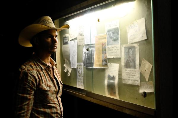 Bild 1 von 5: Auf der Suche nach dem Aborigine-Mädchen Scarlett läuft Detective Jay Swan (Mark Coles Smith) die Zeit davon.