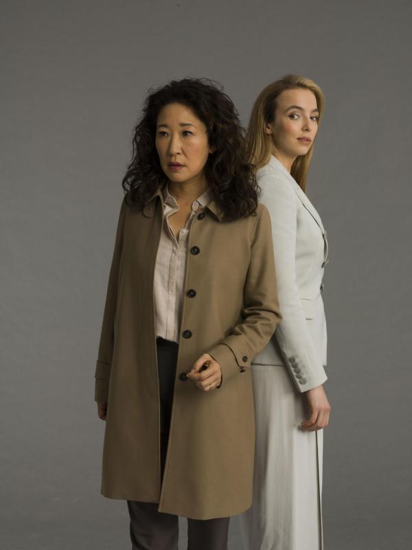Bild 1 von 8: Eve ( Sandra Oh, l.); Villanelle (Jodie Comer, r.)