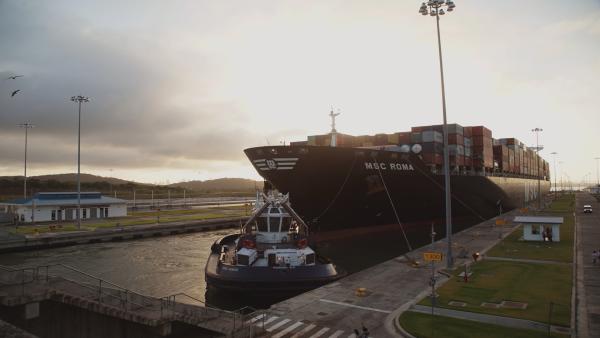 Bild 1 von 4: Dank der langen Schleusen können auch große Frachtschiffe den Panamakanal nutzen.