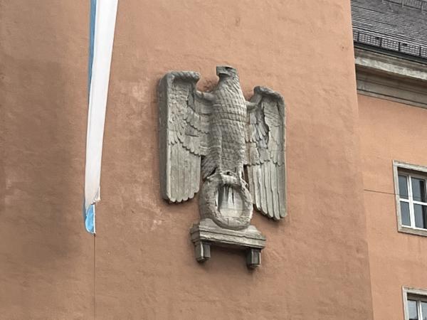 Bild 1 von 11: Am Gebäude der einstigen Oberfinanzkasse München befindet sich bis heute ein Adler aus der Zeit des Nationalsozialismus. Das ursprünglich in dem Kranz unter den Krallen des Adlers befindliche Hakenkreuz ist entfernt.