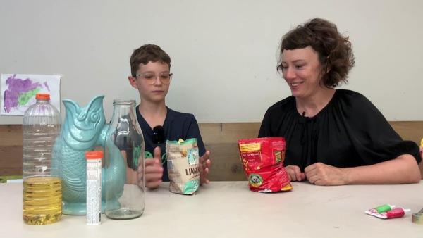 Bild 1 von 2: Im Bild: Paul und Esther testen, wie man Chips am besten essen kann, wenn man keine Schüssel zur Hand hat.