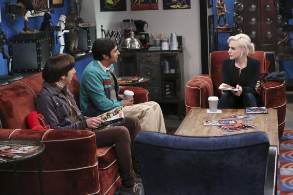 Bild 1 von 14: Als Raj (Kunal Nayyar, M.) und Howard (Simon Helberg, l.) der hübschen Claire (Alessandra Torresani, r.) bei einem Projekt helfen sollen, verguckt sich Raj in die intelligente Drehbuchautorin. Was wohl Emily dazu sagen wird?