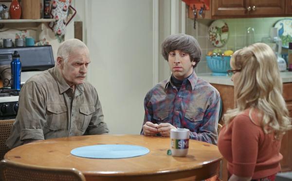 Bild 1 von 14: Eigentlich sollte es um die Renovierung des Hauses gehen, doch plötzlich liegt wegen eines Einwurfs von Mike (Casey Sander, l.) für Bernadette (Melissa Rauch, r.) und Howard (Simon Helberg, M.) das Thema \