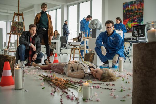 Bild 1 von 6: Die SOKOs am Tatort: Dominik Morgenstern (Joscha Kiefer, l.), Resi Schwaiger (Mersiha Husagic, m.) und Dr. Weissenböck (Florian Odendahl, r.).
