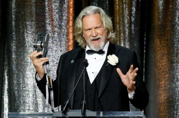 Bild 1 von 1: Jeff Bridges nahm am 9. Februar 2019 im Hollywood & Highland Center ein Foto von der Menge auf, als er bei den 33. ?American Society of Cinematographers Awards? mit einem Preis ausgezeichnet wurde.
