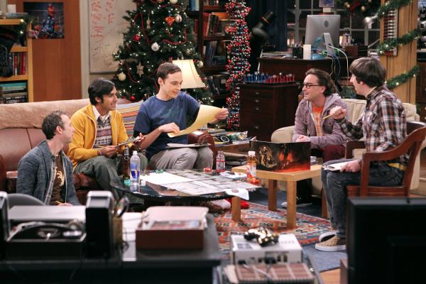 Bild 1 von 12: Geraten wegen eines Männerabends in Streit mit den Frauen: Howard (Simon Helberg, r.), Sheldon (Jim Parsons, M.), Leonard (Johnny Galecki, 2.v.r.), Raj (Kunal Nayyar, 2.v.l.) und Stuart (Kevin Sussman, l.) ...